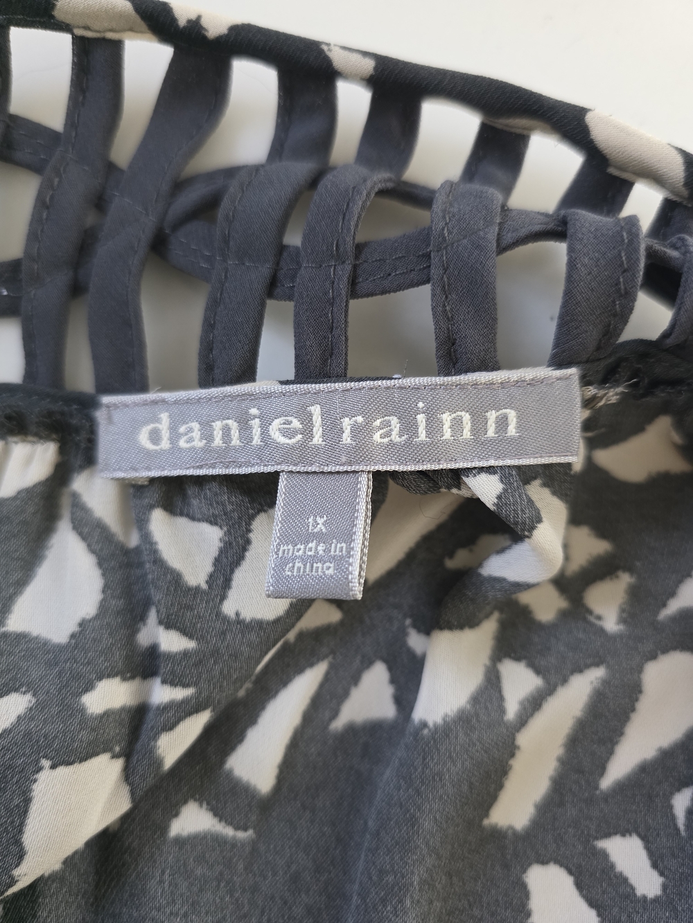 daniel rainn Black & White Printed Women's Top - Picture 6 of 6